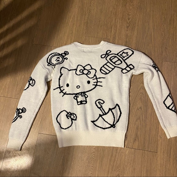 Forever 21 White Sweater Hello Kitty, as modeled by Kendall Jenner - Picture 5 of 5